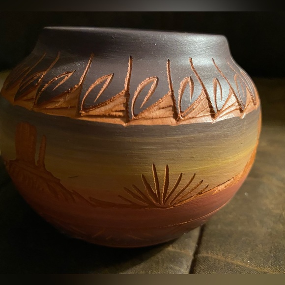 Handmade Redware Navajo Etched Vessel Bear Claw Mtn Mesa Verde Signed Silas - Picture 8 of 8